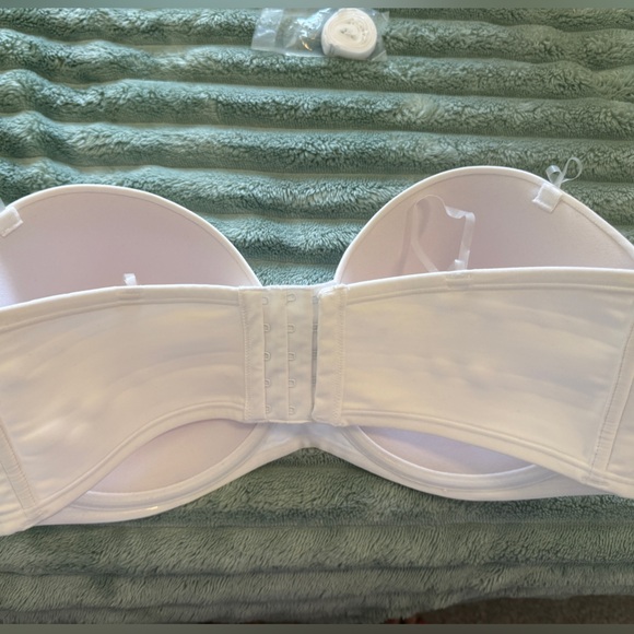 Vanity Fair Strapless White Bra- 38DD - Picture 4 of 7